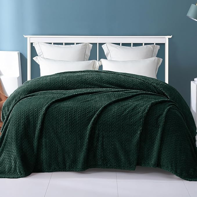 Exclusivo Mezcla Fleece Twin Size Blanket for Bed, 90x66 Inches Soft Cozy Jacquard Flannel Blankets, Lightweight Fuzzy Plush Warm for Women, Forest Green